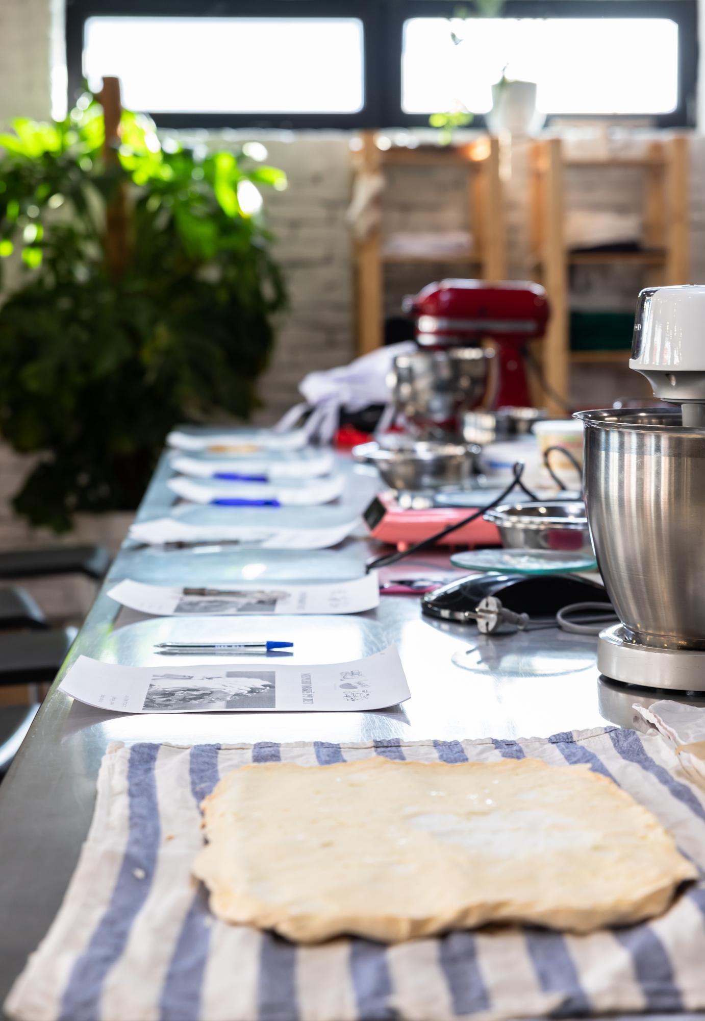 atelier culinar interior, vedere către spaţiul de lucru